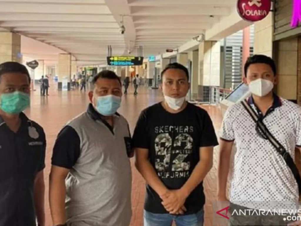 Tangkapan layar penangkapan sopir minibus berinisial OK di Bandara Soekarno-Hatta, Cengkareng, Banten, Senin (28/6/2021). (ANTARA/ Instagram/ Polres_Metro_Jakarta_Utara/Abdu Faisal).