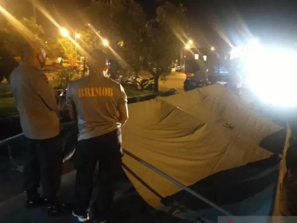 Personel polisi membangun tenda untuk posko para penumpang KMP Yunicee yang tenggelam, Selasa (29/6/2021). (photo/ANTARA/Gembong Ismadi)