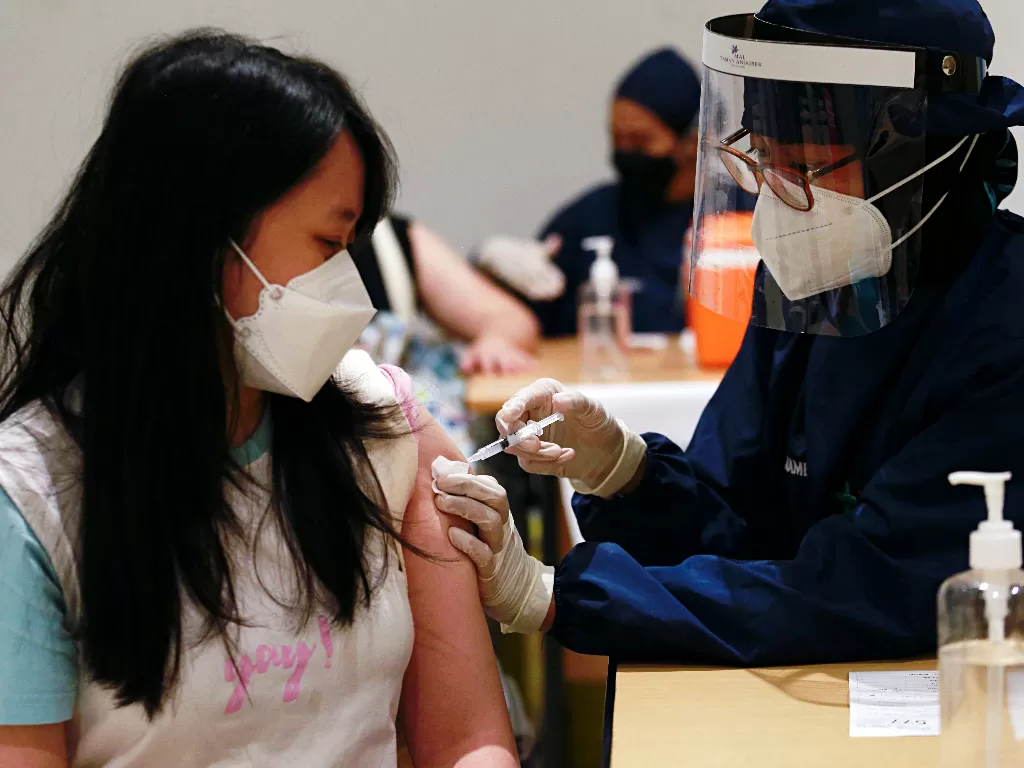 Suntikan vaksin COVID-19. (photo/REUTERS/AJENG DINAR ULFIANA)