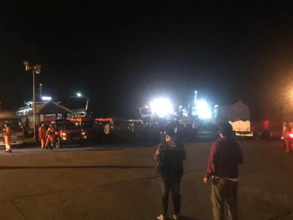 Kapolres Jembrana AKBP I Ketut Gede Ade Wibawa memantau proses pencarian dan evakuasi penumpang KMP Yunicee di Pelabuhan Jembrana, Bali, Selasa (29/6/2021) malam. (photo/ANTARAGembong Ismadi)