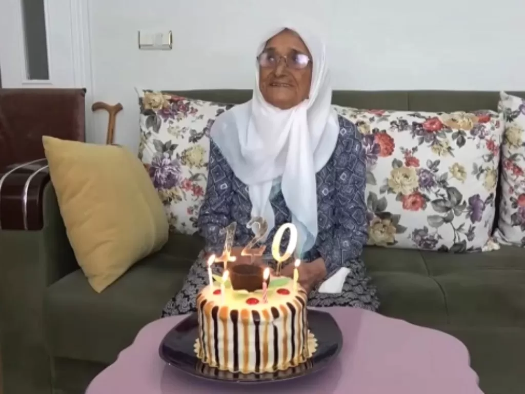 Nenek tertua di Turki baru saja merayakan ulang tahunnya pada hari Minggu. (Newsflash)
