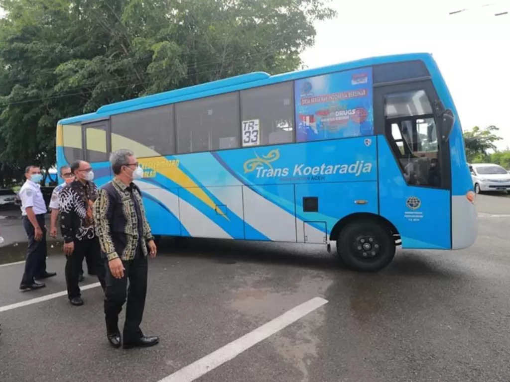  Kepala BNNP Aceh Brigjen Pol Heru Pranoto memperhatikan striker perang terhadap narkoba pada bus angkutan umum di Banda Aceh, Senin (28/6/2021). (ANTARA/HO/Humas BNNP Aceh)