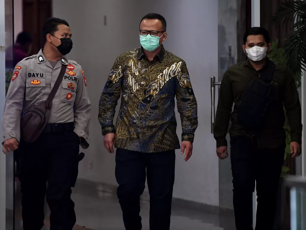  Terdakwa kasus dugaan suap izin ekspor benih lobster tahun 2020 Edhy Prabowo (tengah) tiba untuk menjalani sidang pembacaan tuntutan di Pengadilan Tipikor, Jakarta, Selasa (29/6/2021).  (photo/ANTARA FOTO/Sigid Kurniawan)