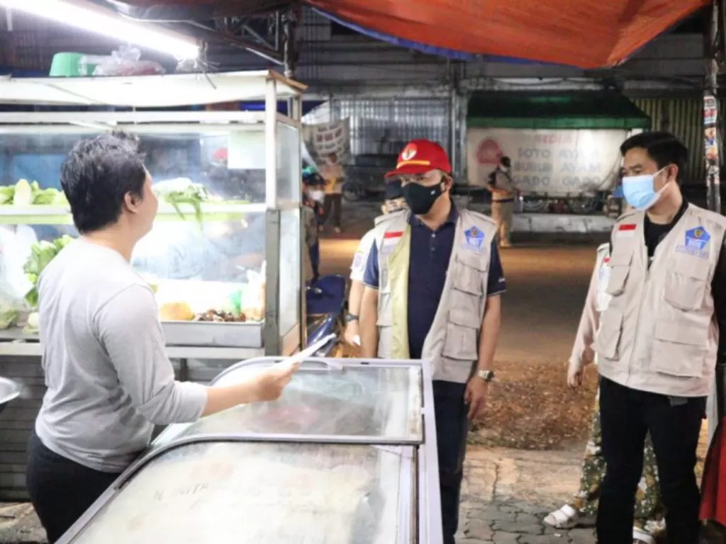 Tim Satgas Kota Bandarlampung sedang melakukan kegiatan sosialisasi PPKM dan juga penegakkan prokes ke sejumlah pedagang yang masih membuka usahanya melebihi jam operasional yang telah ditentukan. Selasa malam, (29/6/2021). (photo/ANTARA/Dian Hadiyatna/il