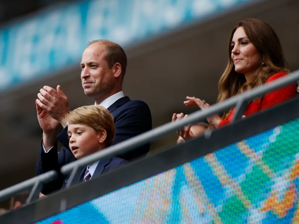 Pangeran William dan keluarganya menonton laga Inggris kontra Jerman di EURO 2020. (photo/REUTERS/JOHN SIBLEY)