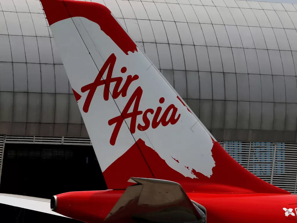 Tampilan logo AirAsia di salah satu pesawat miliknya (photo/REUTERS/Beawiharta)