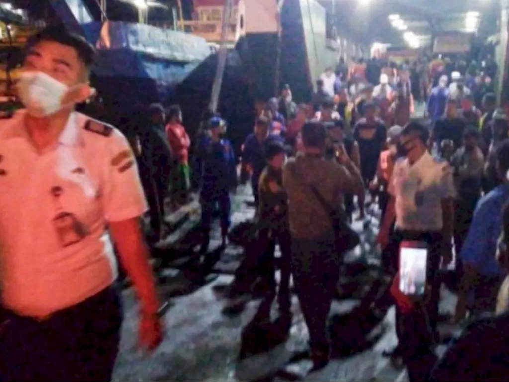Suasana saat petugas menurunkan korban selamat dari penumpang KMP Yunicee di Pelabuhan Ketapang, Banguwangi, Jawa Timur, Selasa (29/6/2021) malam. (ANTARA/Novi H.)