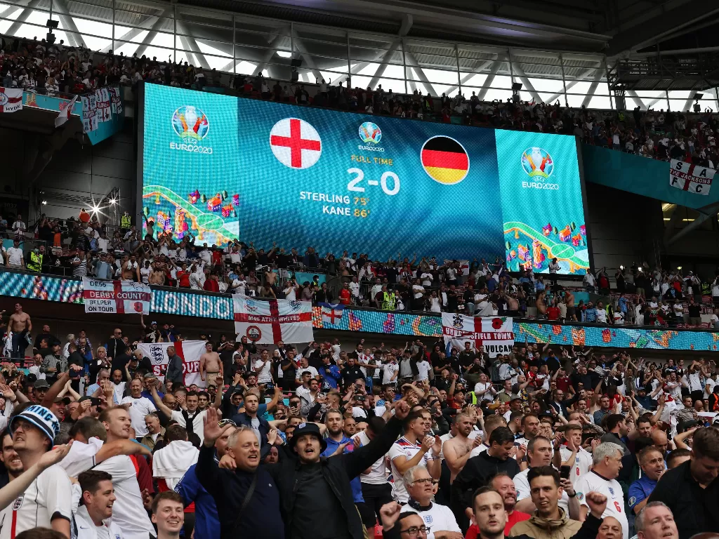 Fans Inggris di Euro 2020 (Pool via REUTERS/Carl Recine)