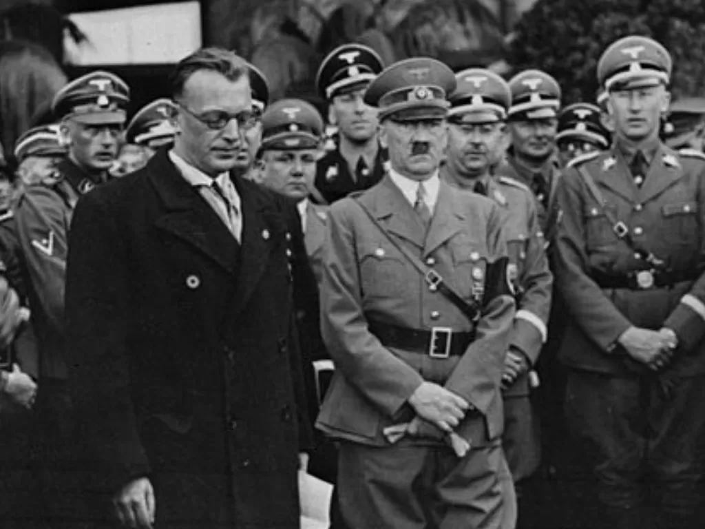 Adolf Hitler dan para pengikutnya. (Wikipedia).
