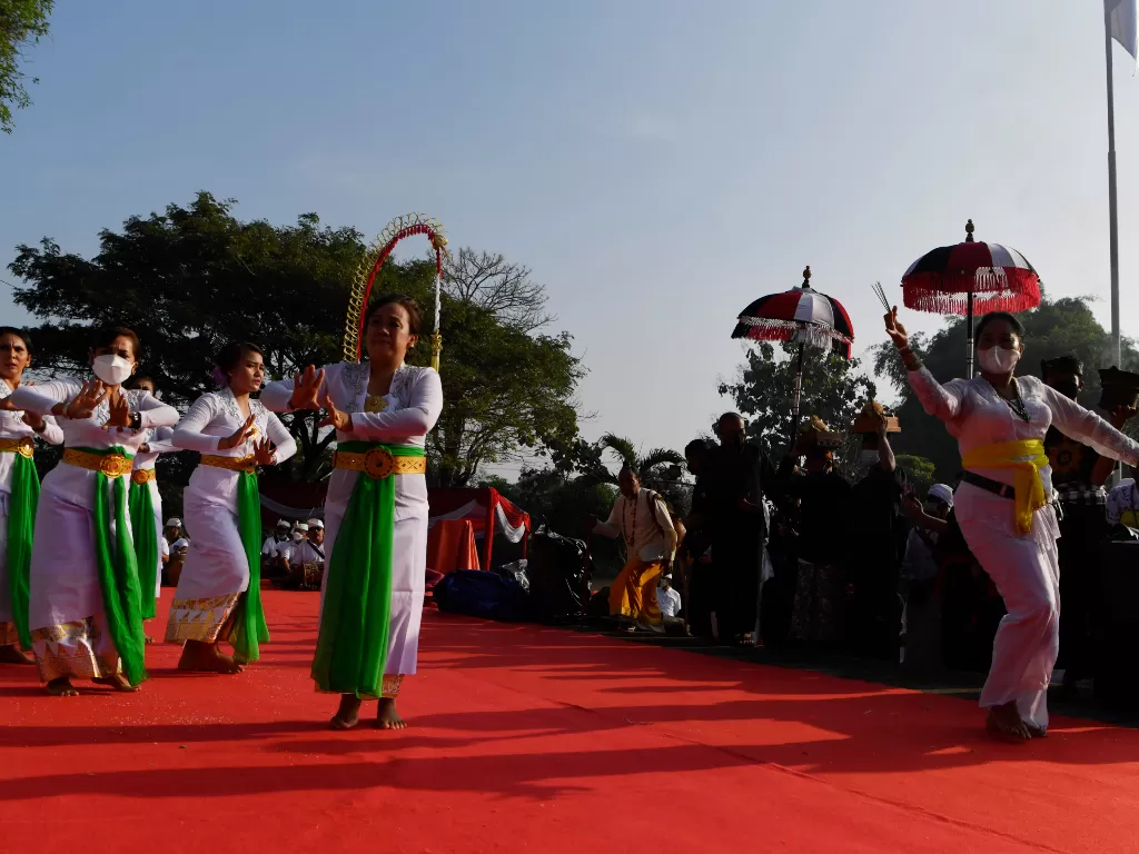 Umat Hindu menampilkan tari-tarian (ANTARA FOTO/Zabur Karuru)