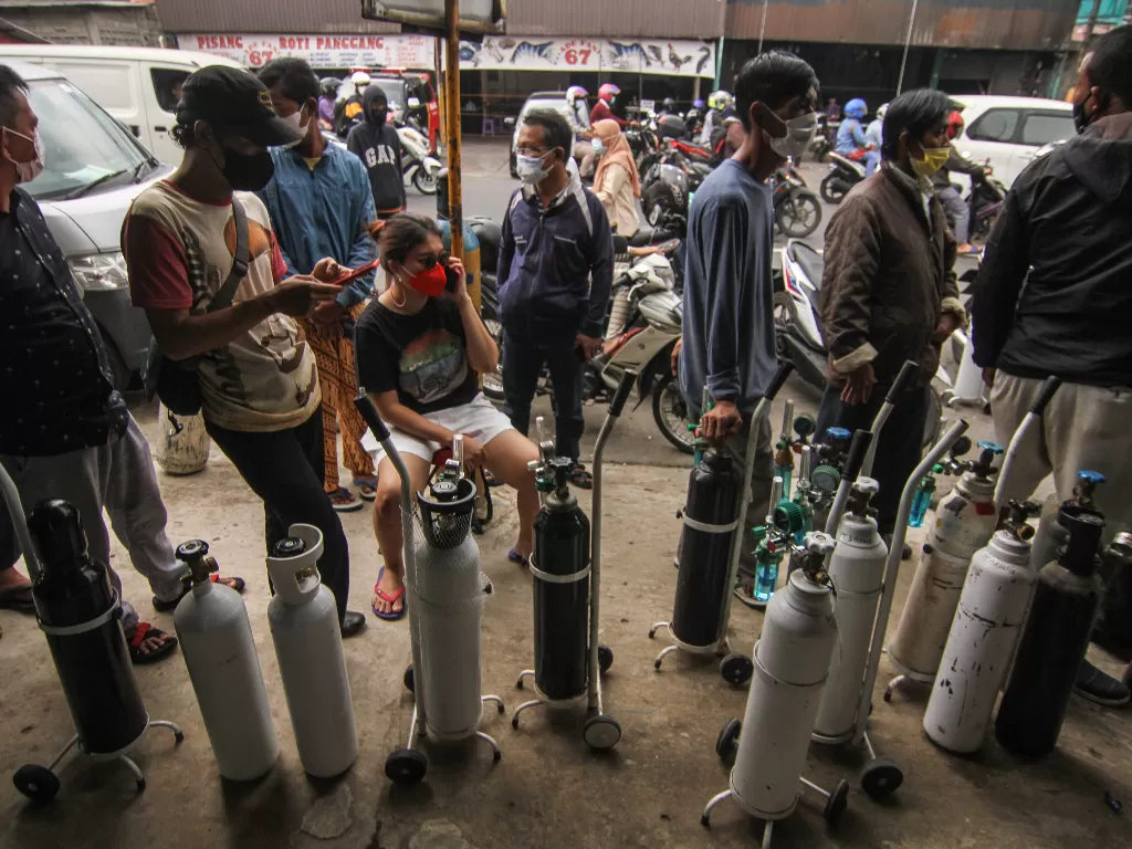  Sejumlah warga antre untuk mengisi ulang tabung gas oksigen di Kawasan Manggarai, Jakarta, Senin (28/6/2021). (photo/ANTARA FOTO/Asprilla Dwi Adha)