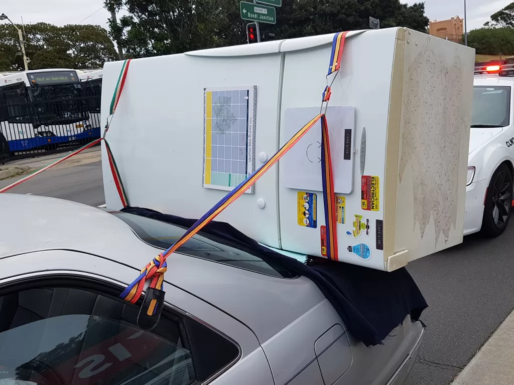 Mobil Camry yang ditilang karena bawa kulkas di belakangnya (photo/Facebook/NSW Police Force)
