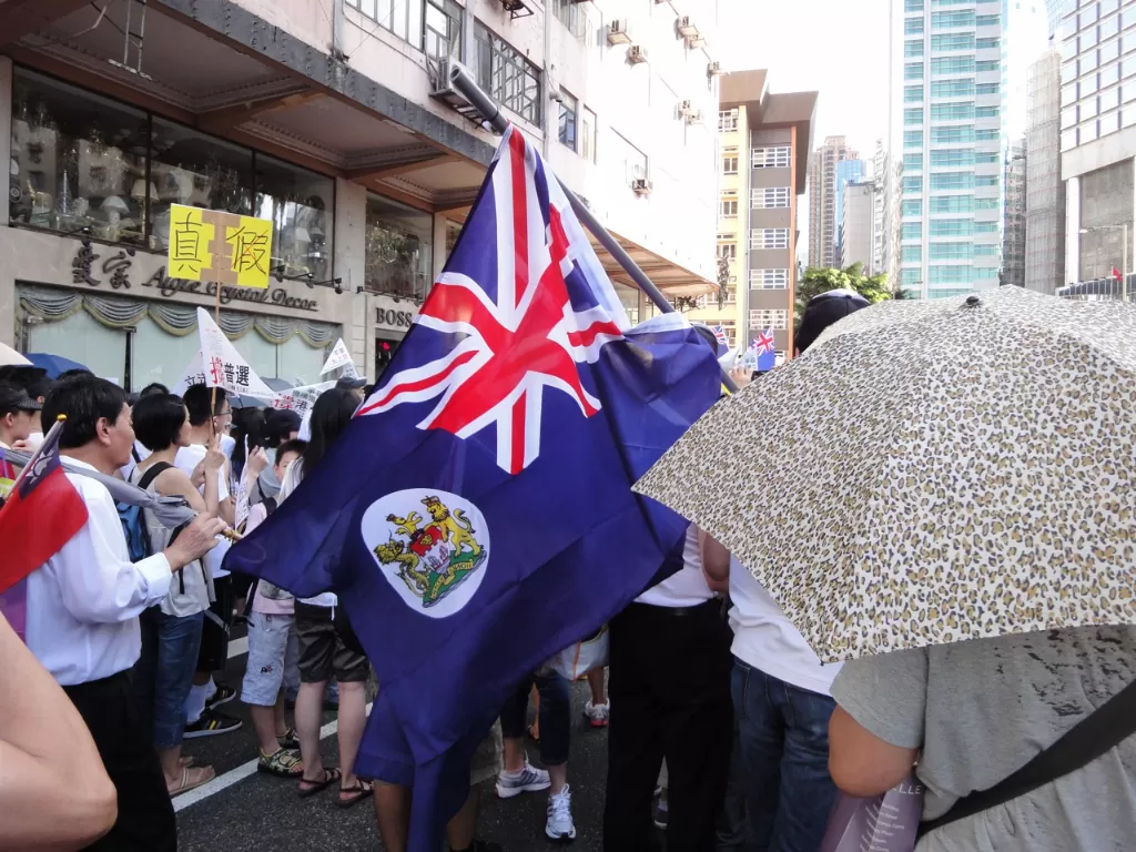 Tanggal 1 Juli 1997, suasana rakyat di jalanan pasca penyerahan Hongkong ke RRT oleh Inggris. (Wikipedia).