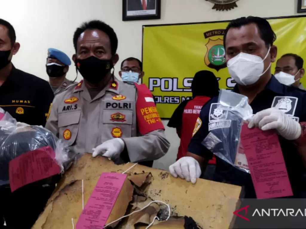 Kapolsek Senen Kompol Ari Susanto (tengah) menunjukkan barang bukti kebakaran yang terjadi di SPBU Jalan Pramuka Raya, Paseban, Jakarta Pusat, Kamis (1/7/2021). ANTARA/Mentari Dwi Gayati