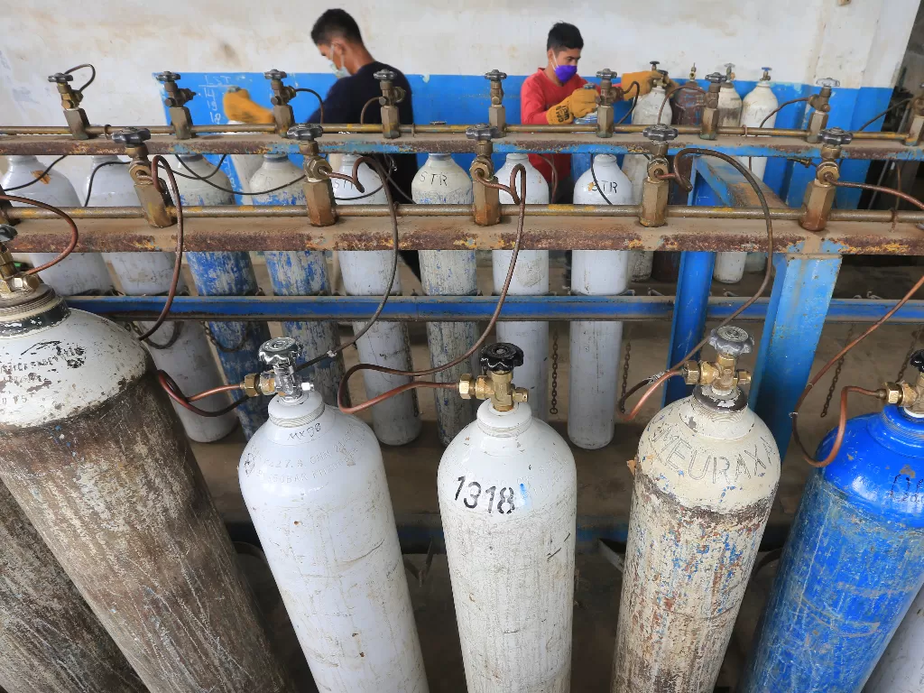 Pekerja mengisi ulang tabung oksigen untuk kebutuhan medis di Banda Aceh (ANTARA FOTO/Syifa Yulinnas/nz.)