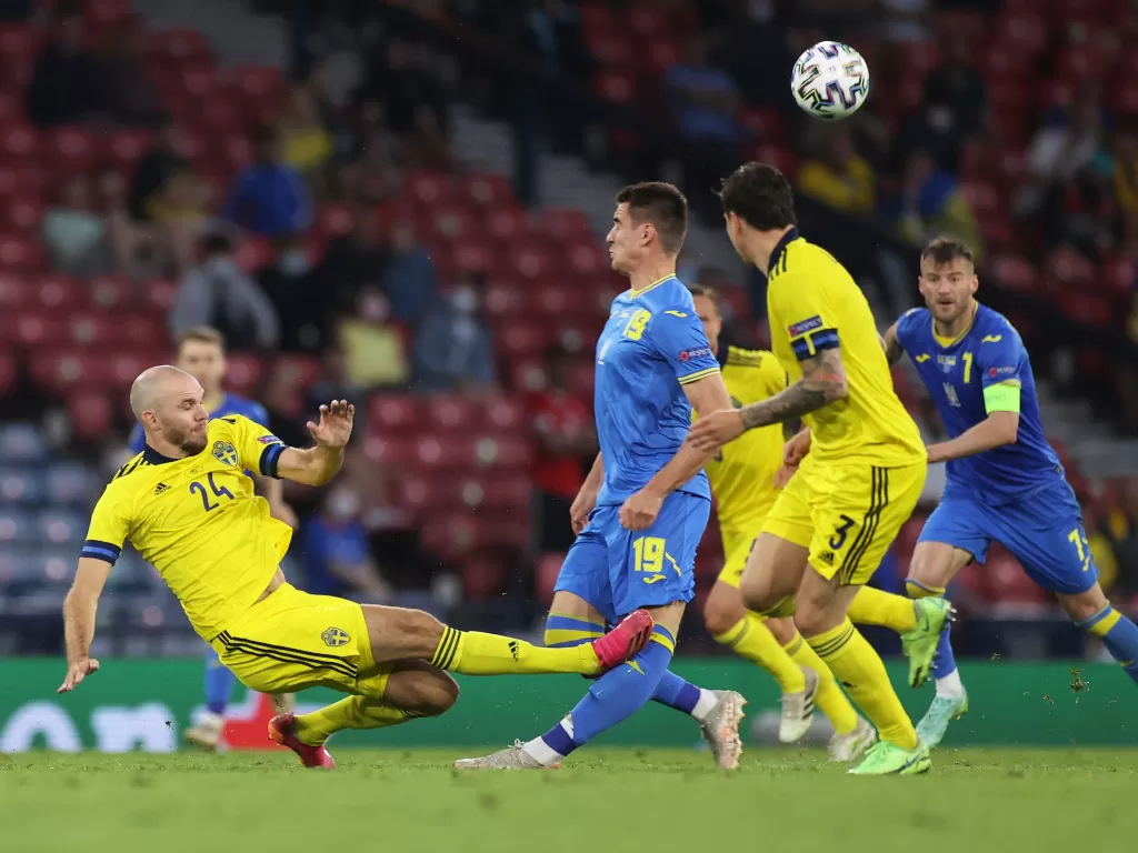 Tekel keras Marcus Danielson pada Artem Besedin di laga Swedia kontra Ukraina babak 16 besar EURO 2020. (photo/REUTERS/LEE SMITH)