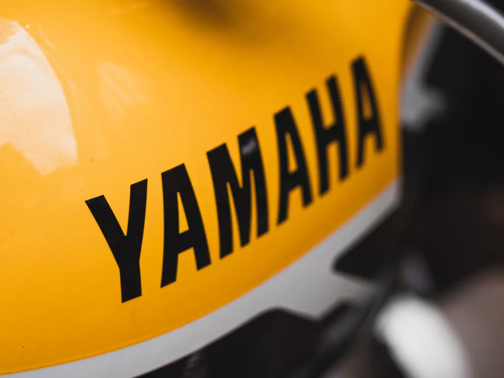 Tampilan logo Yamaha di salah satu motor buatannya (photo/Unsplash/Just Jack)