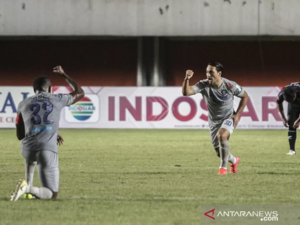 Pesepak bola Persib Bandung Ezra Walian (tengah) melakukan selebrasi (ANTARA FOTO/Hendra Nurdiyansyah/rwa)