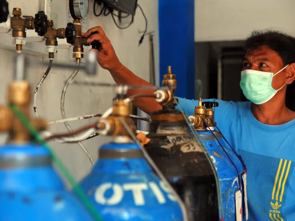 Pekerja tengah mengisi ulang tabung oksigen di Otista Oxygen, Kota Bogor, Jawa Barat (ANTARA FOTO/Arif Firmansyah/aww.)