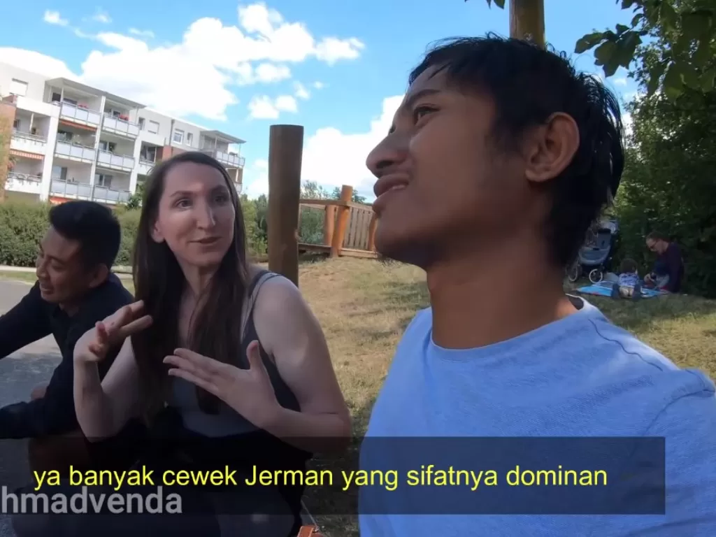 Rahmad Venda Dwi Cahyono saat berbicara dengan Lisa cewek Jerman. (Youtube/Venda Vloggt)
