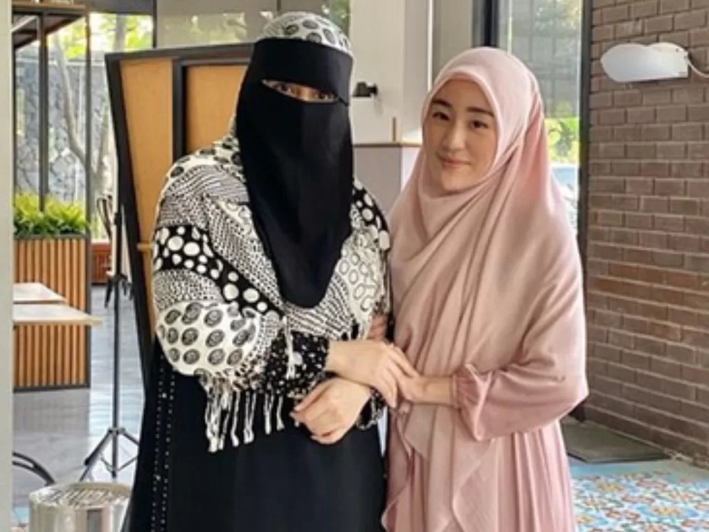 Larissa Chou bertemu dengan istri kedua Ustaz Arifin Ilham. (Instagram/@larissachou)