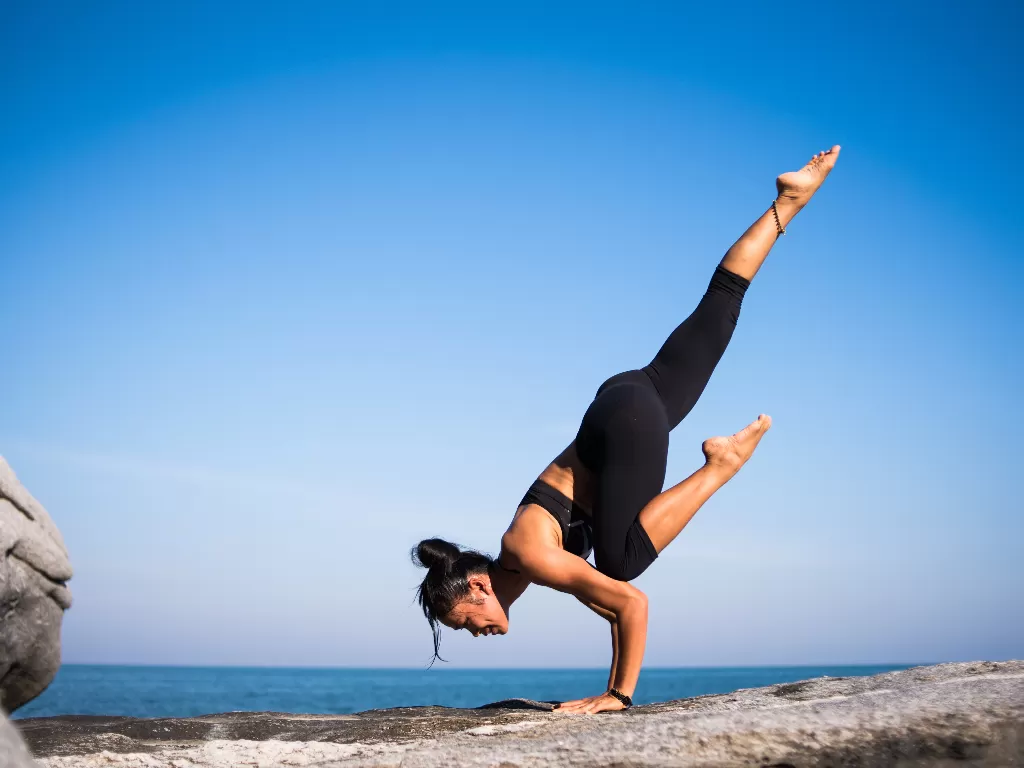 Olahraga berupa yoga. (photo/Ilustrasi/Pexels/Chevanon Photography)