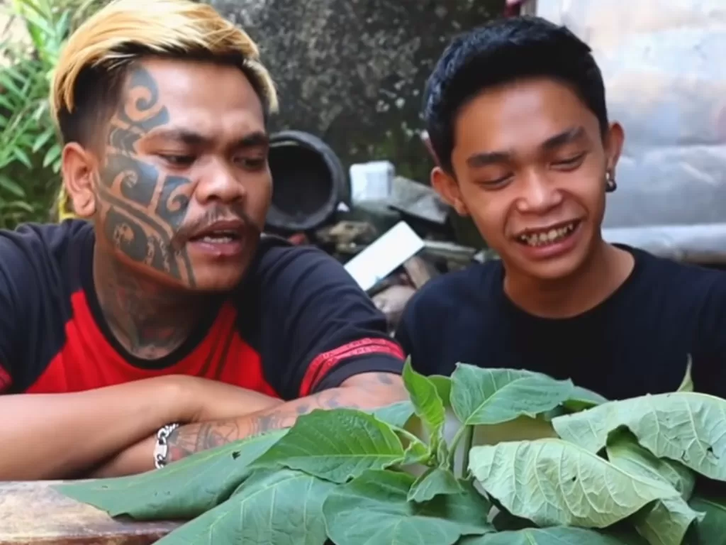  Cuplikan video viral dua pria mukbang daun kecubung. (photo/Youtube/mara FM)
