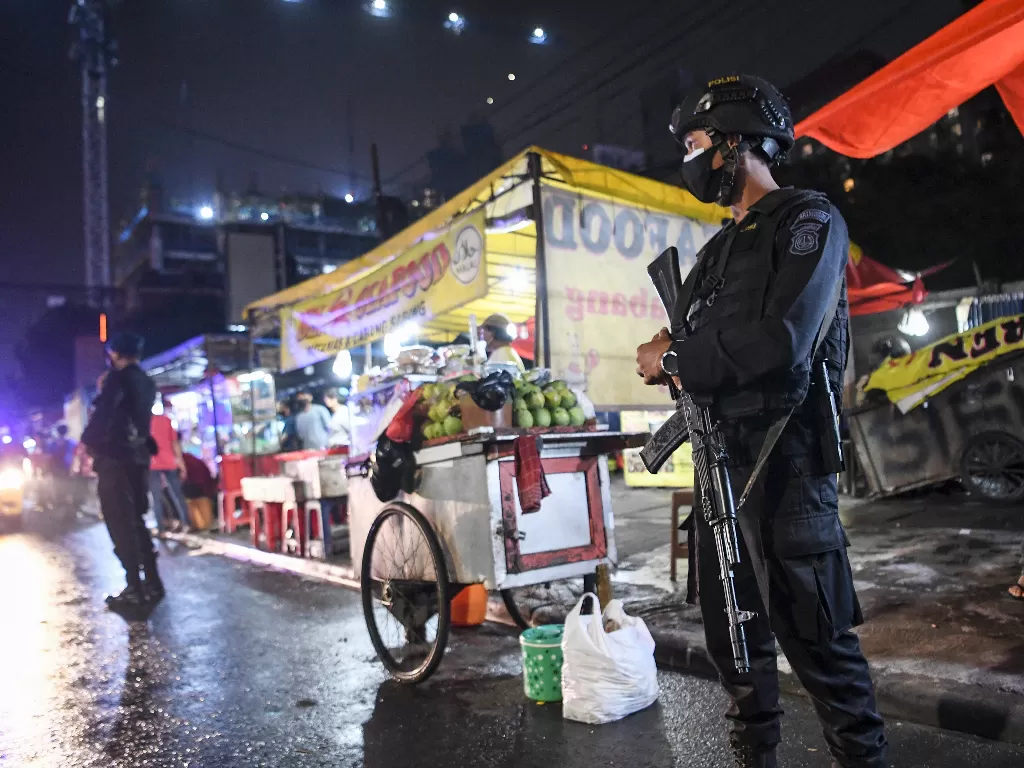 Personel kepolisian melakukan patroli pengawasan protokol kesehatan di kawasan kuliner Jakarta (ANTARA FOTO/Hafidz Mubarak A)