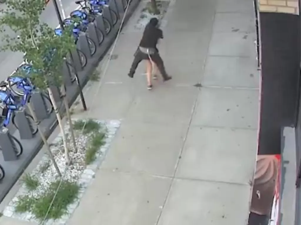 Pria pegang pantat wanita. (NYPD)
