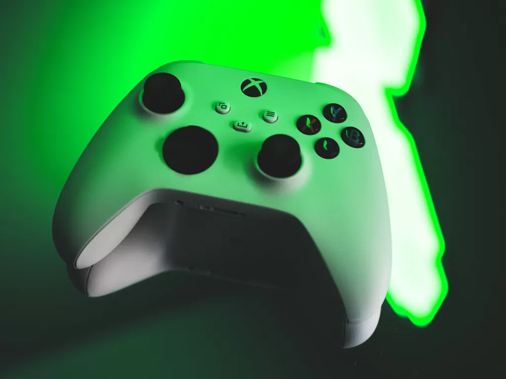 Tampilan controller dari Xbox Series X berwarna putih (photo/Unsplash/Kamil S)