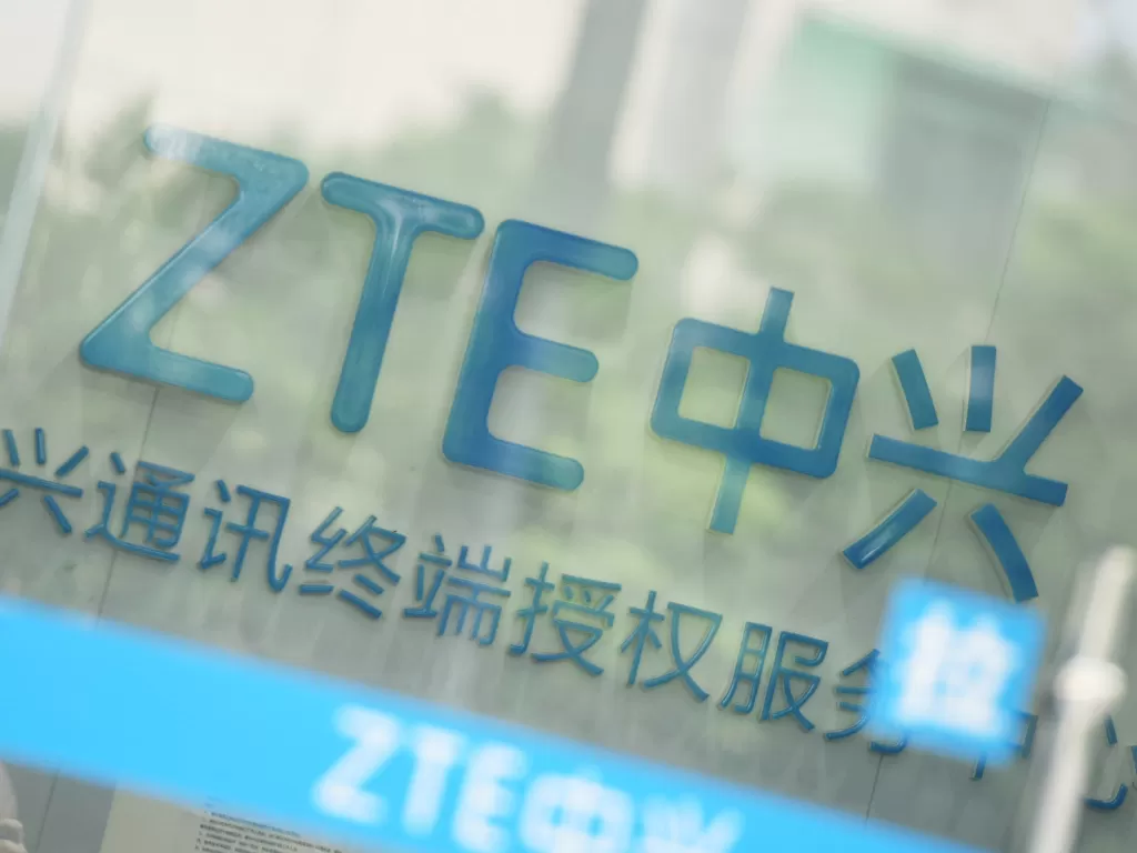 Tampilan logo perusahaan teknologi asal China, ZTE (photo/REUTERS/Stringer)