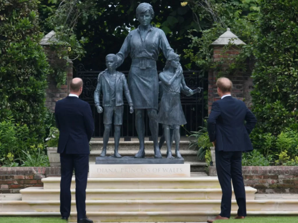 Pangeran William dan Pangeran Harry melihat patung Putri Diana di Sunken Garden, Kensington Palace, London, Inggris 1 Juli 2021 (REUTERS/POOL)
