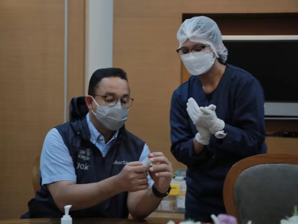Gubernur DKI Jakarta Anies Baswedan bersiap menerima vaksinasi. (Instagram/@aniesbaswedan)