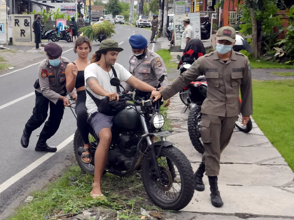WNA melanggar prokes di Bali (ANTARA FOTO/Nyoman Hendra Wibowo)