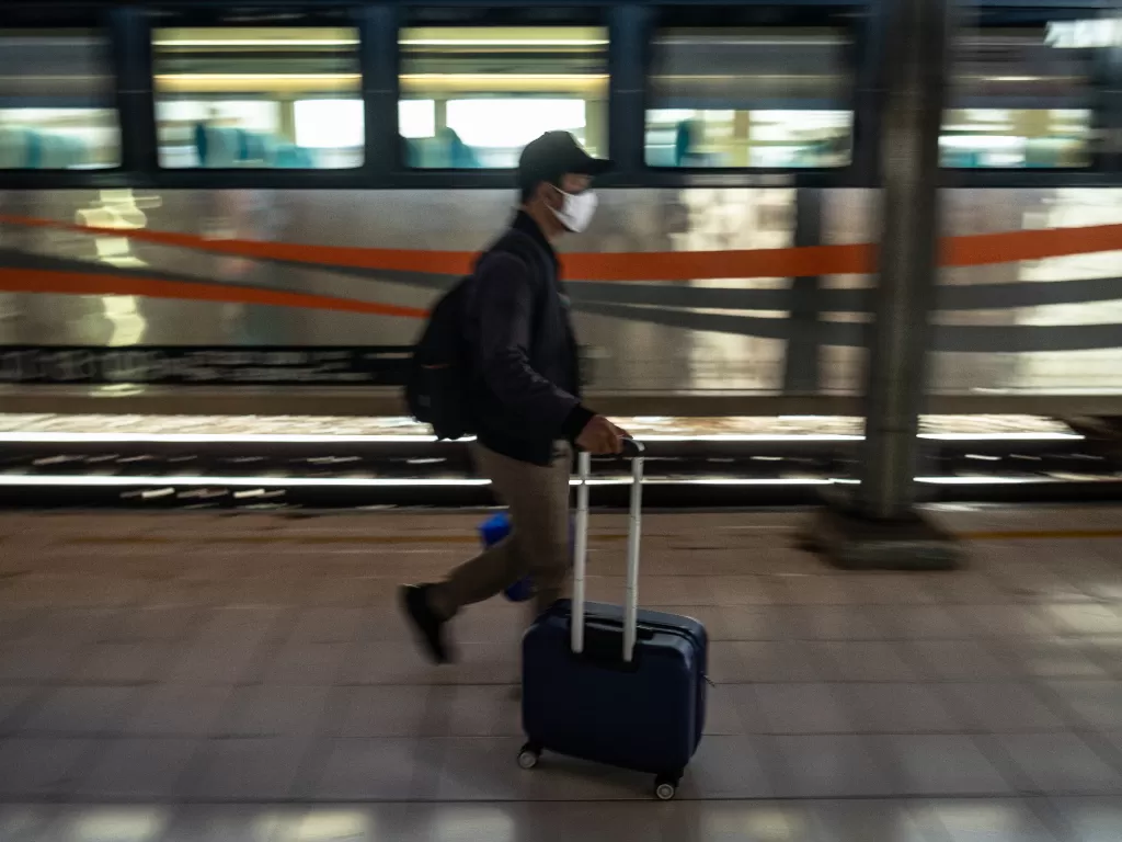 Ilustrasi. Calon penumpang berjalan menuju rangkaian kereta api Argo Bromo Anggrek jurusan Pasar Turi Surabaya di Stasiun Tawang, Semarang, Jawa Tengah, Jumat (2/7/2021). (photo/ANTARA FOTO/Aji Styawan/ilustrasi)