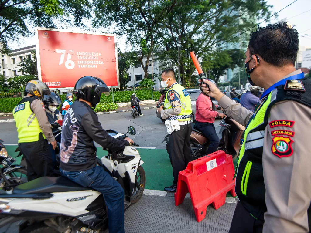 Sejumlah anggota Polisi menghalau pengendara sepeda motor (ANTARA FOTO/M Risyal Hidayat)