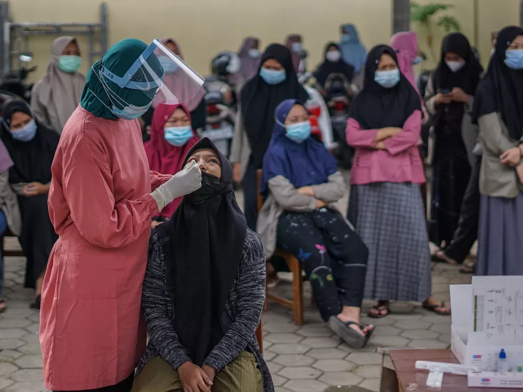 Petugas melakukan tes rapid antigen santri di Pondok Pesantren Syafi'i Akrom, Pekalongan, Jawa Tengah (ANTARA FOTO/Harviyan Perdana Putra/foc.)