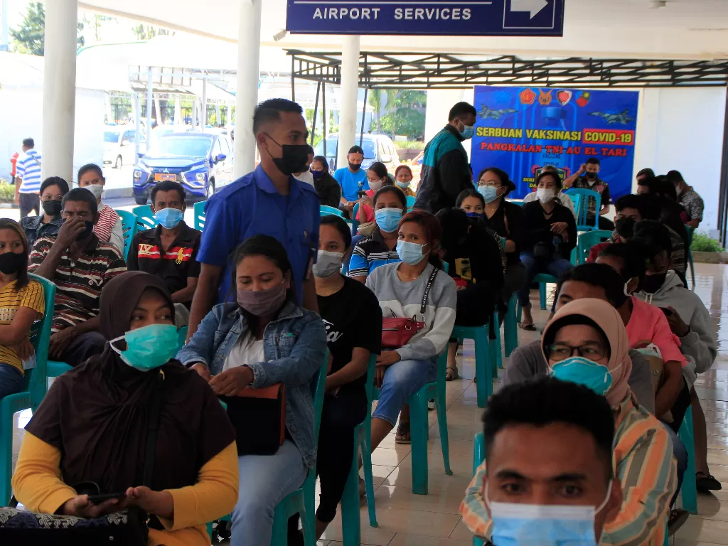 Sejumlah calon penumpang pesawat dan petugas bandara ntre untuk menerima suntikan vaksin Covid-19 dosis pertama di bandara El Tari Kupang, NTT, Sabtu (3/7/2021). (ANTARA FOTO/Kornelis Kaha)