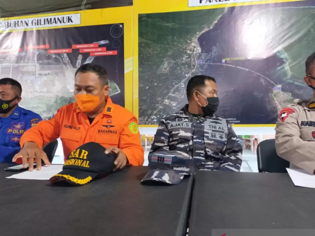 Tim gabungan pencarian penumpang KMP Yunicee saat menyampaikan perkembangan terbaru, Sabtu (3/7/2021). (photo/Antaranews Bali/Gembong Ismadi)