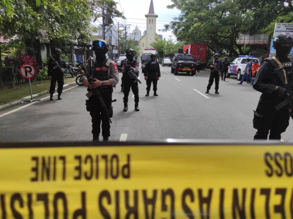 ilustrasi - Sejumlah aparat bersenjata lengkap berjaga-jaga usai teror bom bunuh diri di Gereja Katedral Makassar, Sulawesi Selatan pada Minggu,28 Maret 2021. ANTARA/Darwin Fatir.
