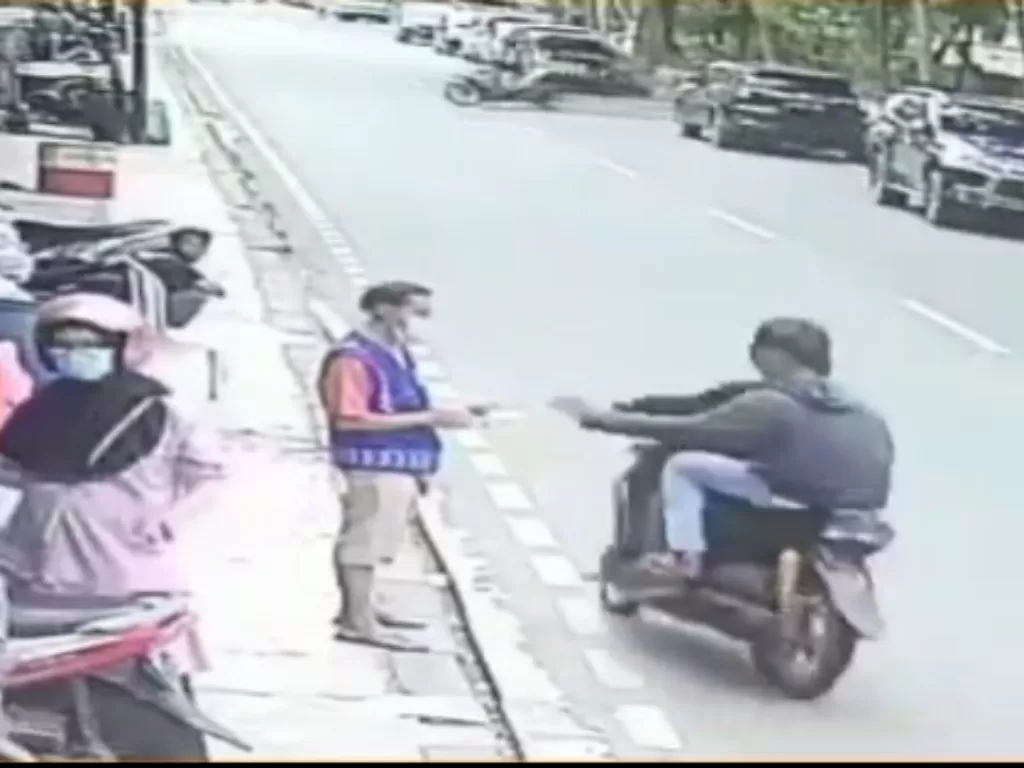  Cuplikan video viral tukang parkir jadi korban penjambretan. (photo/Istimewa)
