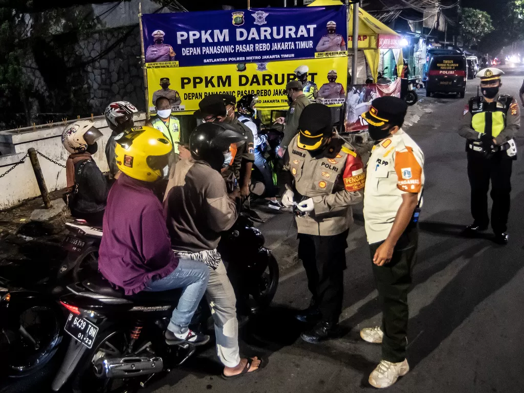  Petugas gabungan memeriksa identitas pengendara dalam rangka PPKM (ANTARA FOTO/Muhammad Adimaja/hp.)