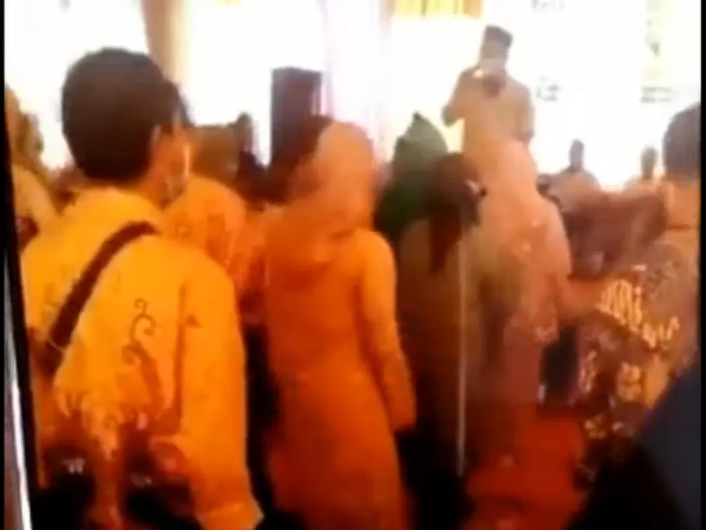 Cuplikan video viral lurah gelar pesta hajatan. (photo/Istimewa)