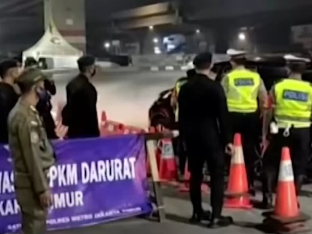Petugas tampak mendatangi pengendara yang ingin melewati perbatasan (Foto : YouTube Official iNews)