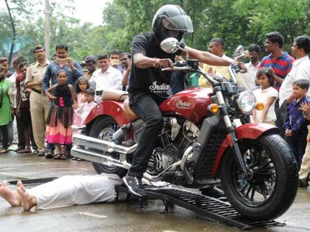 Pandit Dhayagude saat dilindas moge (photo/Facebook/Indian Motorcycle - Auto Hangar)