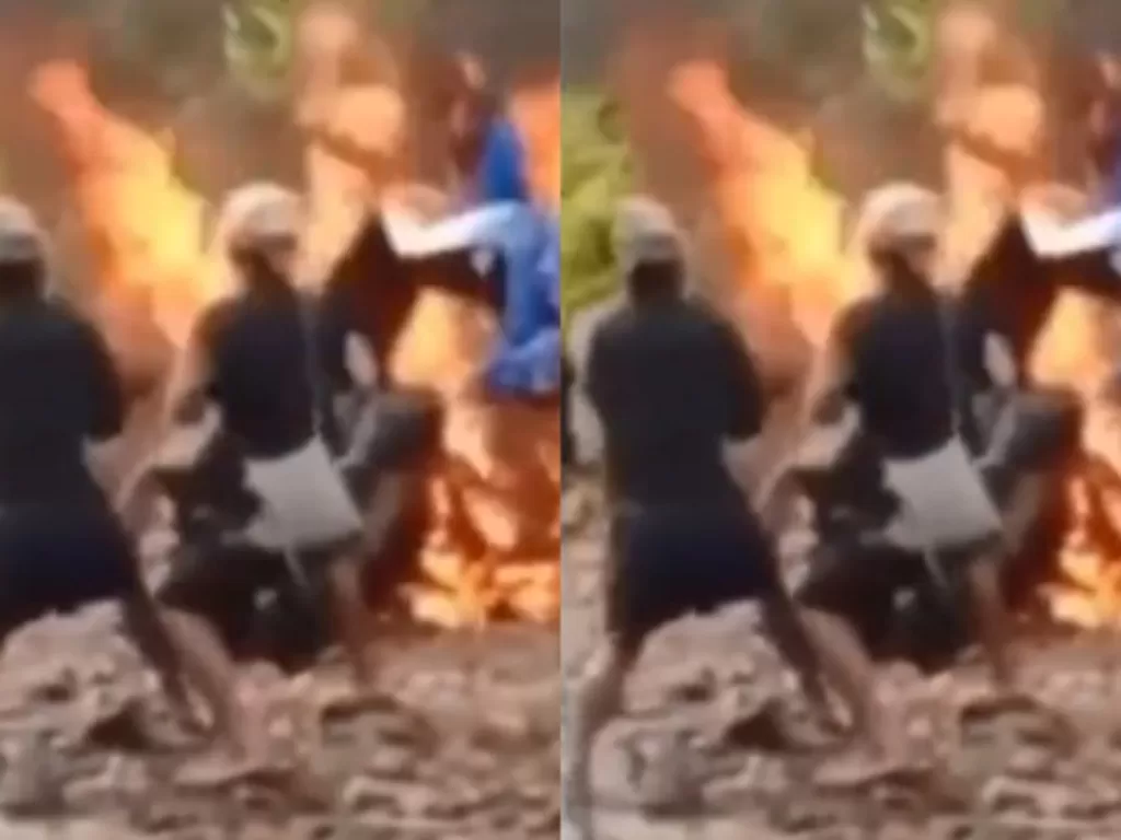 Dua petugas adat Suku Baduy sedang membakar tiga sepeda motor  (Instagram @memomedsos)