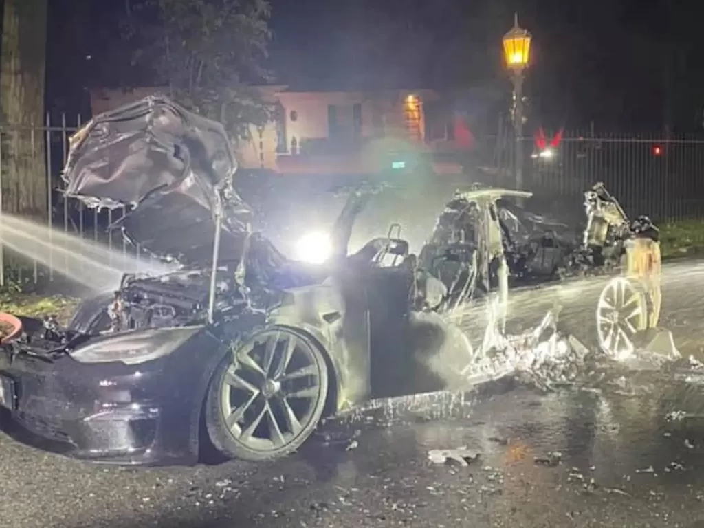 Mobil Tesal Model S Plaid yang terbakar (photo/Facebook/Gladwyne Volunteer Fire Company)
