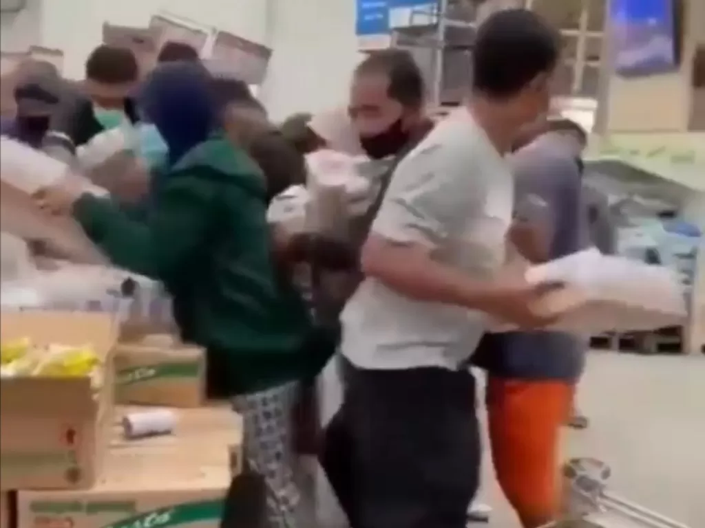 Orang-orang berebut beli susu Bear Brand (screenshot video).