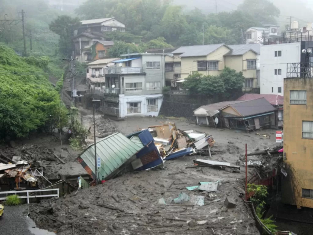 Tanah longsor melanda kawasan Izusan, Atami, Jepang, Sabtu (3/7/2021). Kejadian itu diakibatkan oleh curah hujan tinggi di kawasan tersebut. (Kyodo/via REUTERS)