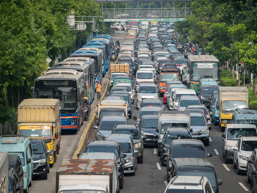 Sejumlah kendaraan bermotor antre melewati posko penyekatan di Jalan Salemba Raya, Jakarta Pusat, Senin (5/7/2021). Penyekatan dalam rangka Pemberlakuan Pembatasan Kegiatan Masyarakat (PPKM) Darurat di lokasi tersebut menyebabkan kemacetan panjang dari ka